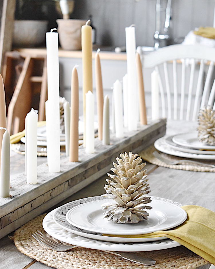 gebleichte tannenzapfen auf einem festlich gedeckten tisch