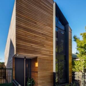 haus mit holzfassade holzverkleidung stahl glas vorderseite eingang holzlatten zaun