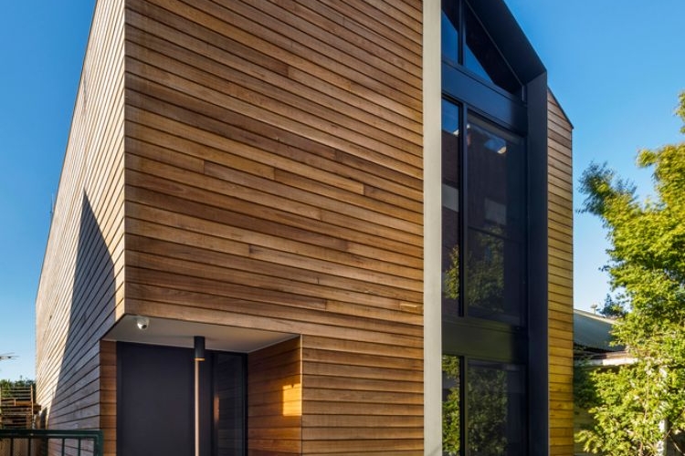 haus mit holzfassade holzverkleidung stahl glas vorderseite eingang holzlatten zaun