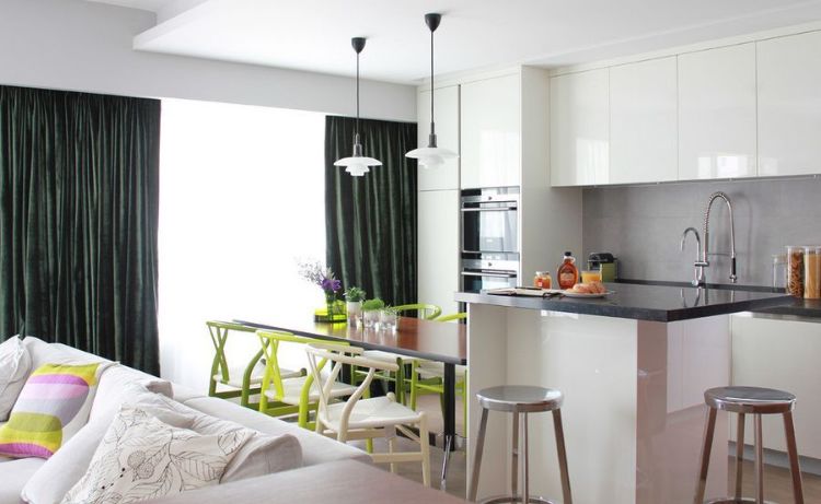 helle farbpalette grün weiß couch metall hocker moderne küche einrichten design stilvoll küchenarbeitsplatte wasserhahn