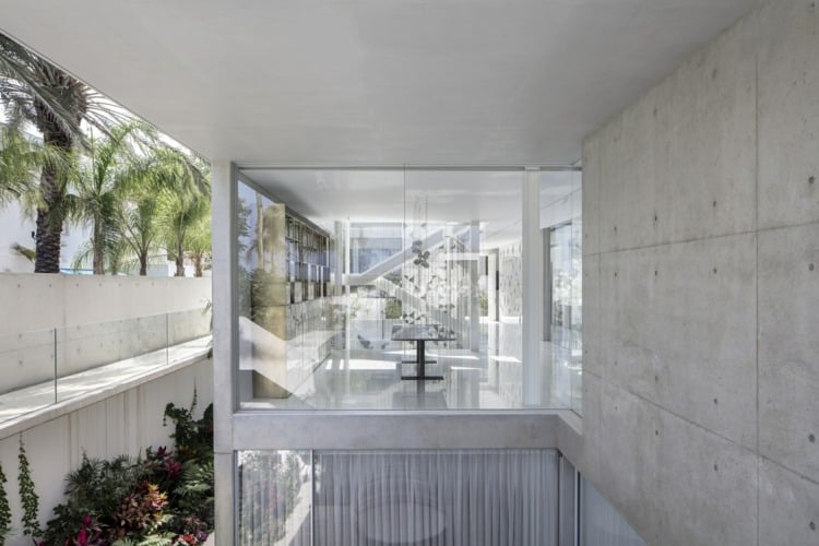 house d3 israel sichtbeton glasfronten minimalistisch elegant perforierte fassade