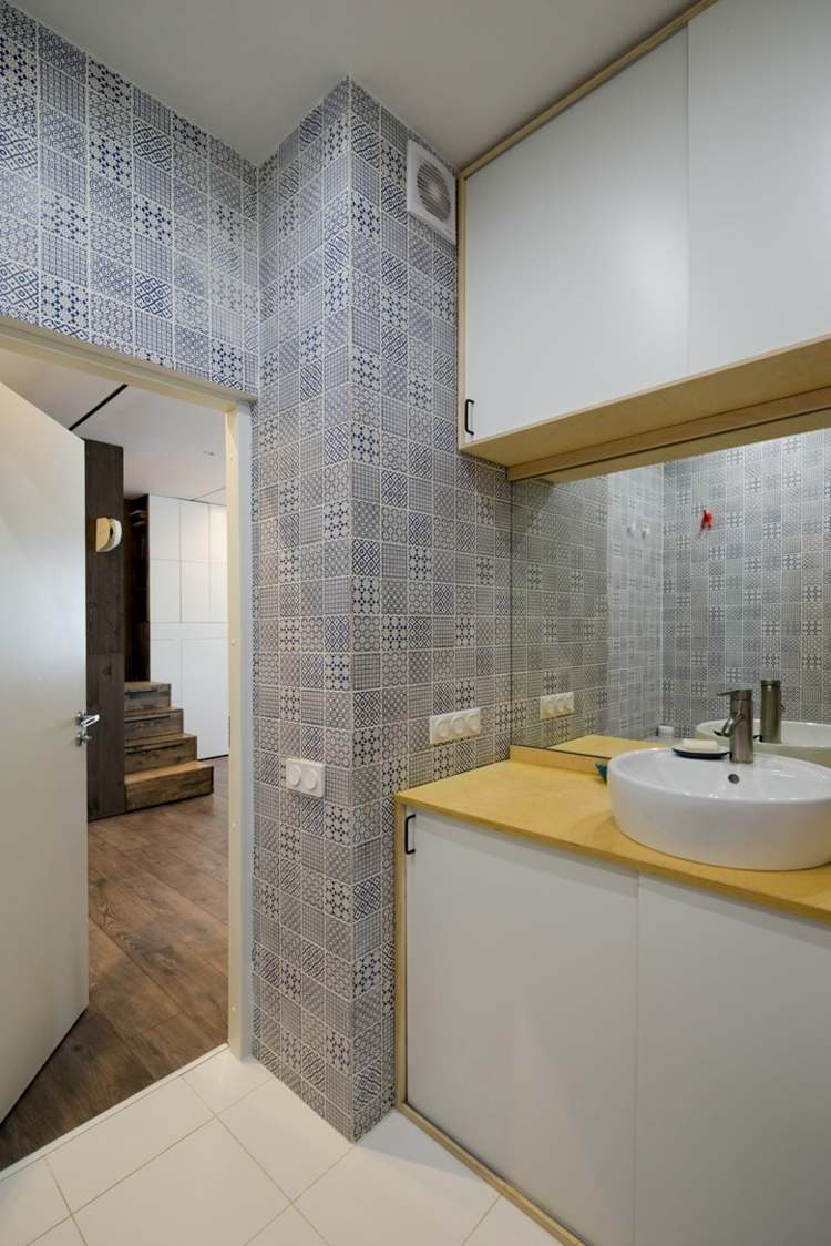 kachel strukturiert blau badezimmer waschbecken studio bazi hölzerne schlafbox