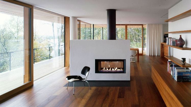kamin mitten im raum gestalten wohnzimmer feuerstelle zeitgenössisch ideen luxus holzboden glasschiebetür stuhl
