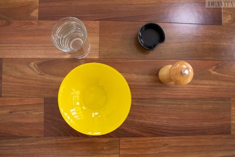 kinder experimentieren pfeffer schwarz mühle gelb schüssel glas wasser geschirrspülmittel