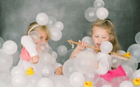 kinder kostüme mit luftballons schaumbad diy kinder haarreif badeutensilien