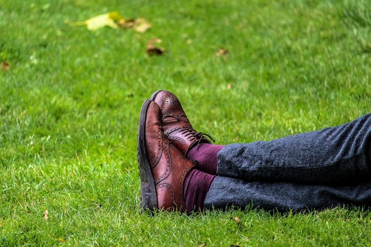 klassisch stil oxford schuhe budapester rasen beine gekreuzt