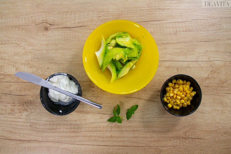 Low Carb Frühstück frischkäse mais avocado