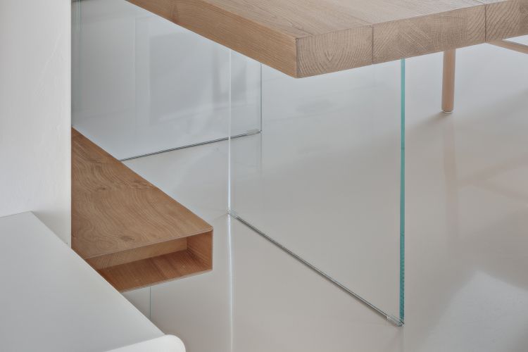 maisonette galeriewohnung schrägdach apartment holz glas materialien minimalistisch design
