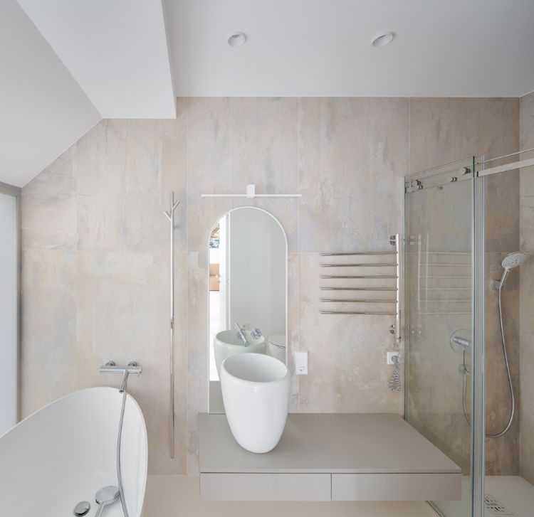 maisonette galeriewohnung schrägdach apartment modern badezimmer duschkabine badewanne waschbecken marmor wand