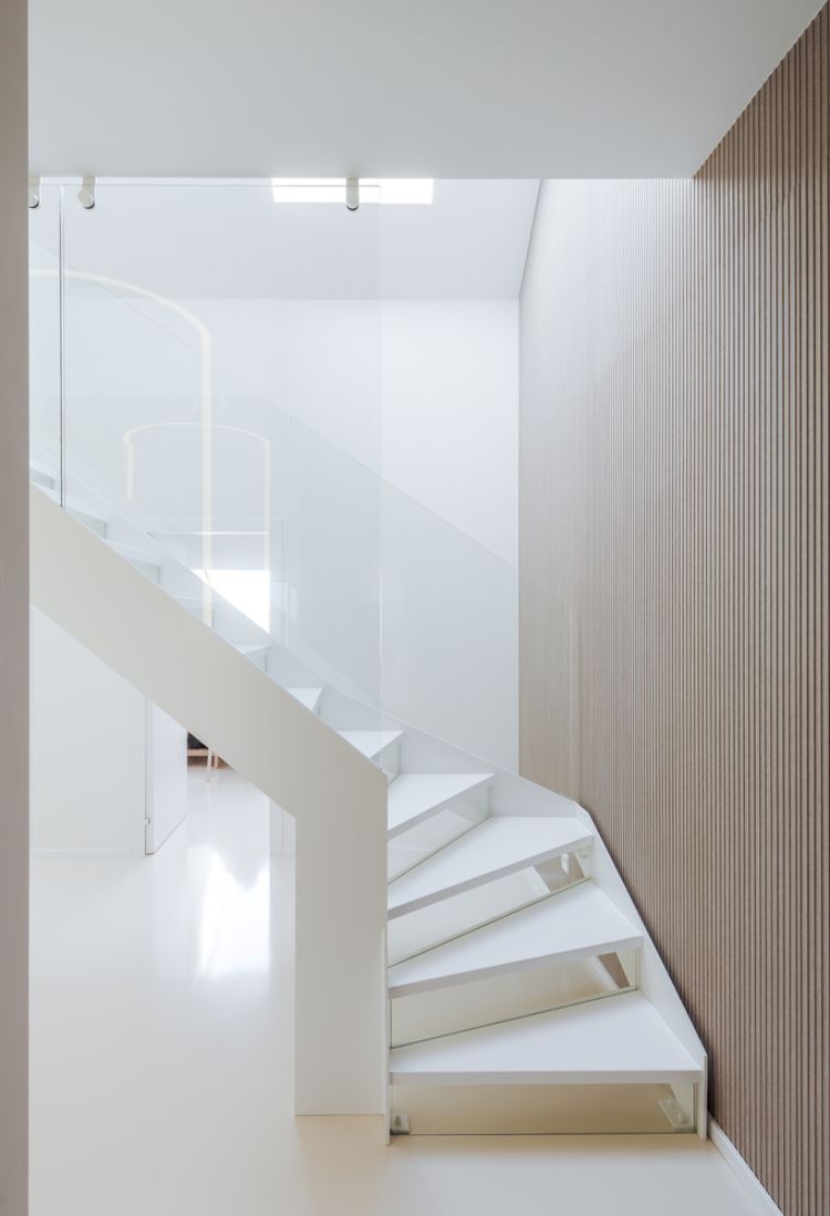 maisonette galeriewohnung schrägdach apartment modern treppen glas fallschutz
