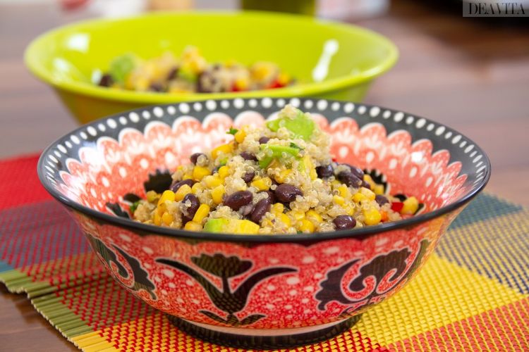 mexikanischer quinoa salat fertig servieren