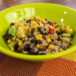 mexikanischer salat quinoa fertig servieren grün schüssel bunt mischen