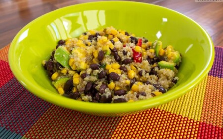 mexikanischer salat quinoa fertig servieren grün schüssel bunt mischen