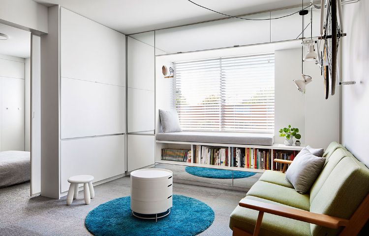 mikro wohnung einrichten minimalistisch design weiß wohnraum sitzecke bett kissen jalousie couch gemütlich licht maximieren