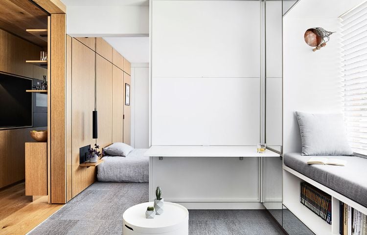 mikro wohnung einrichten minimalistisch design weiß wohnraum sitzecke bett kissen jalousie