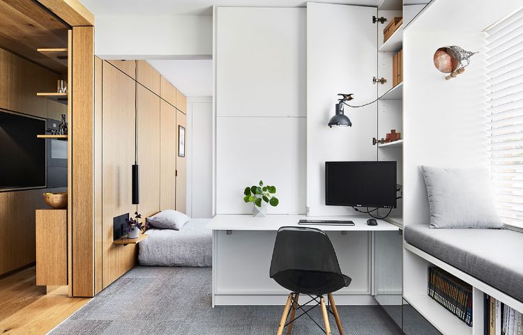 mikro wohnung einrichten minimalistisch design weiß wohnraum sitzecke bett regal ausklappbar fernseher stuhl bücherregal