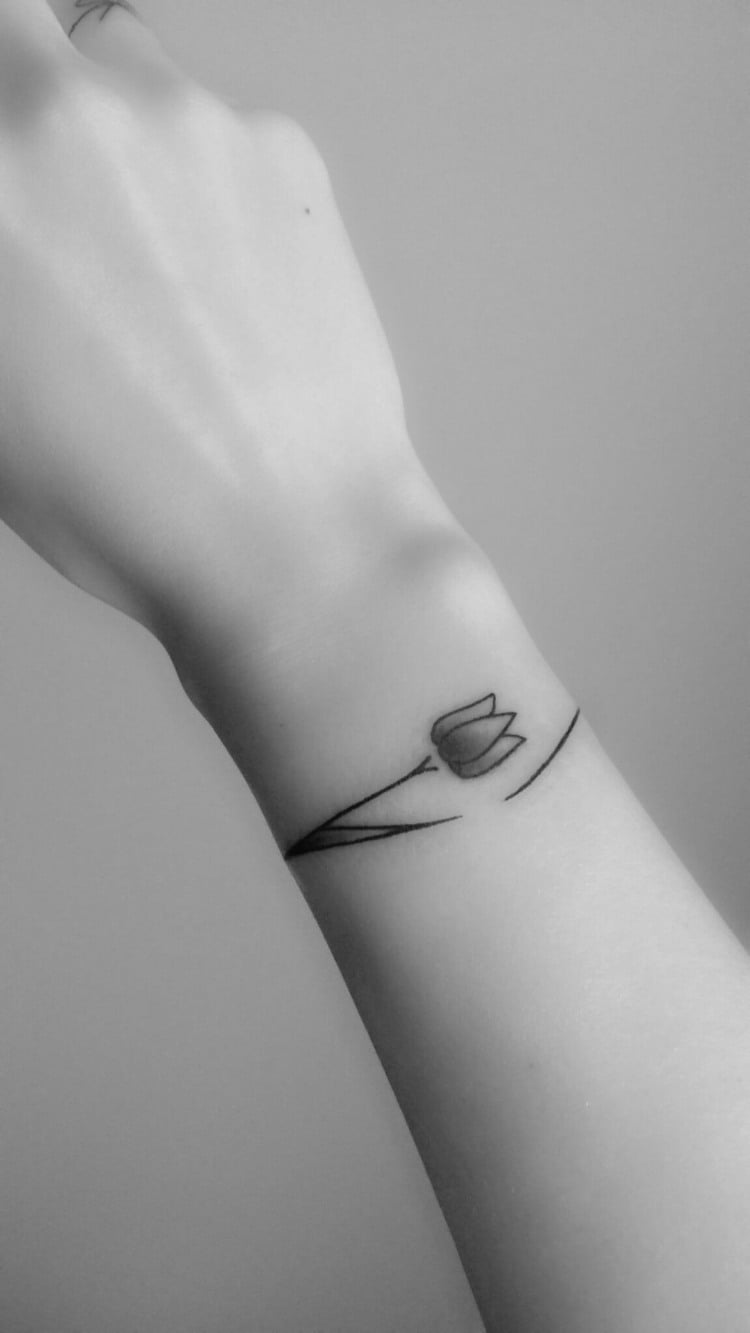 minimalistisches armband tattoo für frauen elegant tulpe
