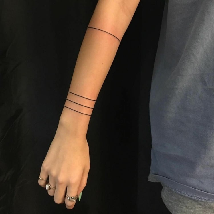 minimalistisches tattoo armband frau linien handgelenk unterarm