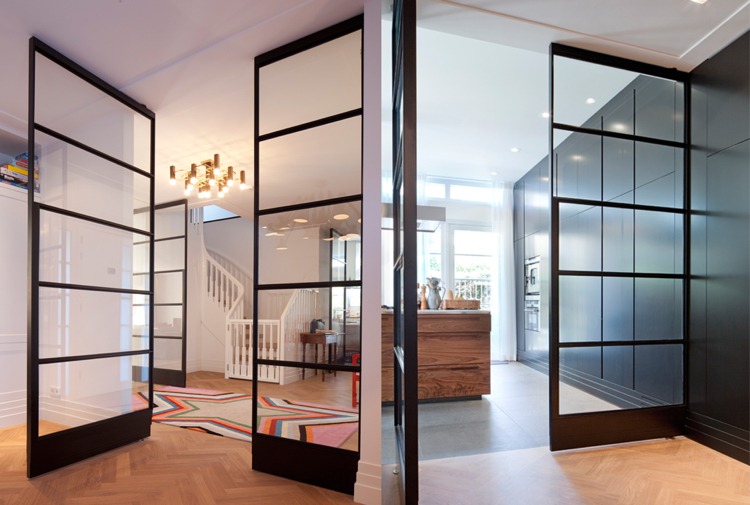 moderne Pendeltür Glas Metall Rahmen Einfamilienhaus