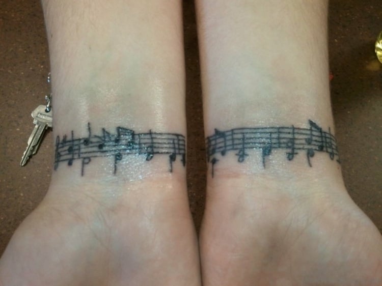 musikalisches armband tattoo design handgelenk frau notenpartitur