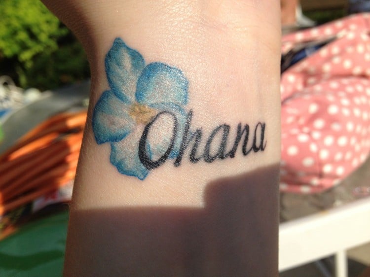 ohana tattoo blau bunt unterarm