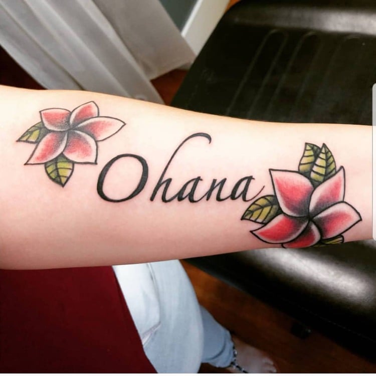 ohana tattoo familie schrift unterarm blumenmotive