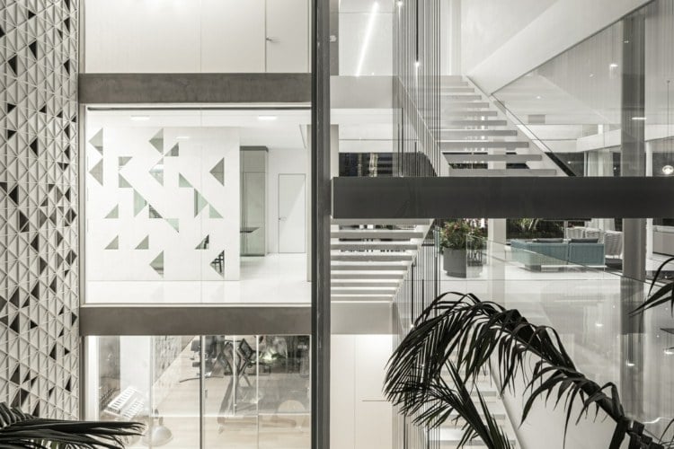 perforierte fassade d3 house aluminium glas geometrische muster treppenhaus