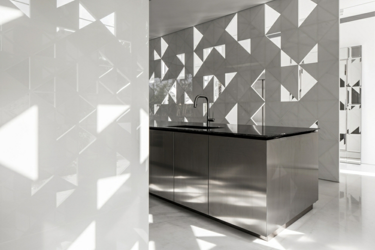 perforierte hausfassade aus aluminium trennwand küche dreiecke muster licht