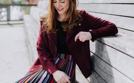 plisseerock kombinieren herbst schwarze Bluse Wildleder Jacke Bordeauxrot