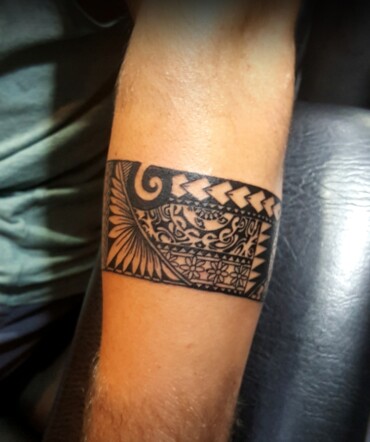 polynesisch armband tattoo design mann unterarm