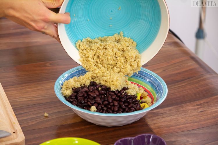 quinoa hinzufügen schwarze bohnen hinein geben