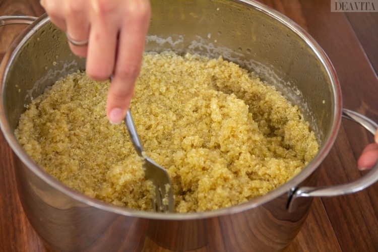 richtig quinoa kochen mit dem gabel auflockern