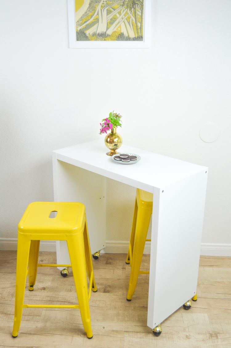 rollende kücheninsel aus ikea möbeln gelb hocker mobil beweglich beistelltisch arbeitstisch weiß kallax einheit