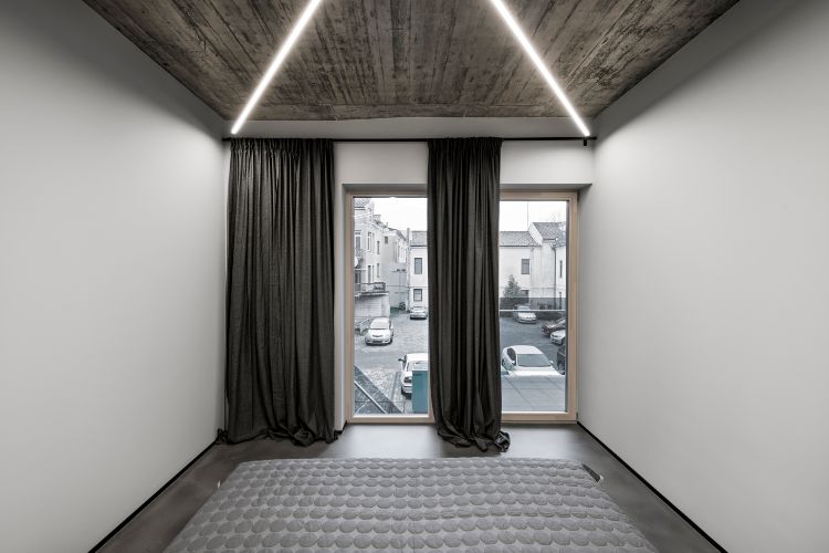 schlafzimmer vorhänge gardinen fenster ausblick innnenhof fahrzeuge parkplatz