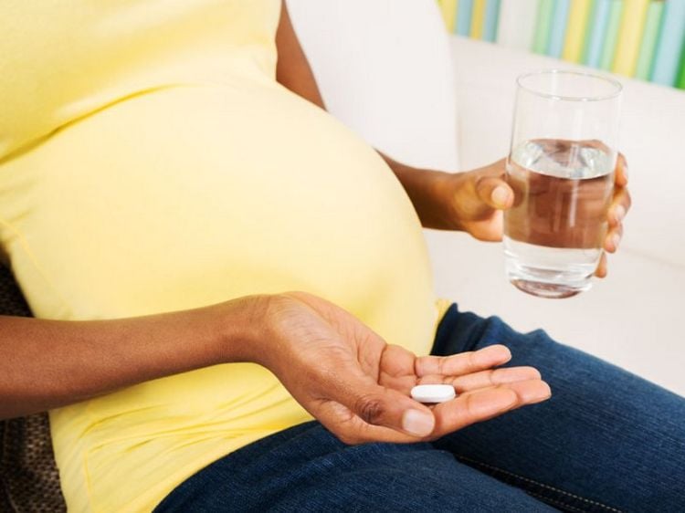 schwangerschaft frau medikament nehmen glas wasser