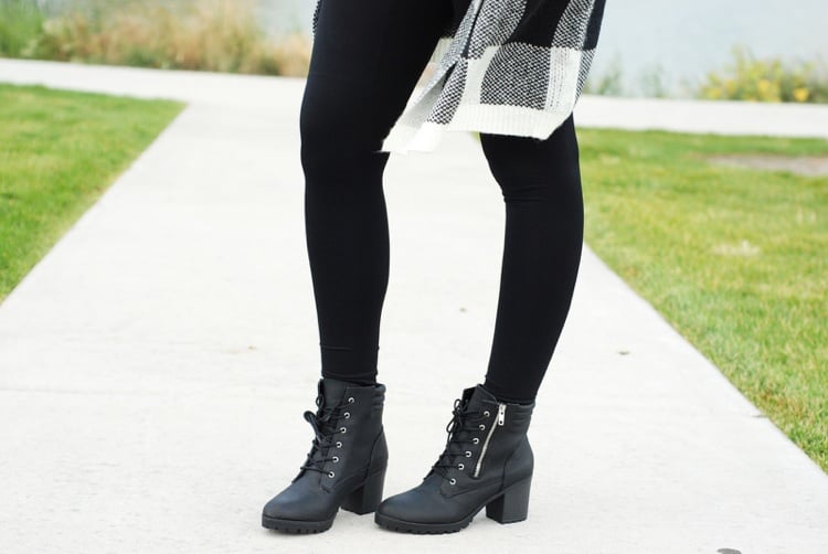 schwarze Leggings zu Stiefeletten mit breitem Absatz und Schnürung tragen