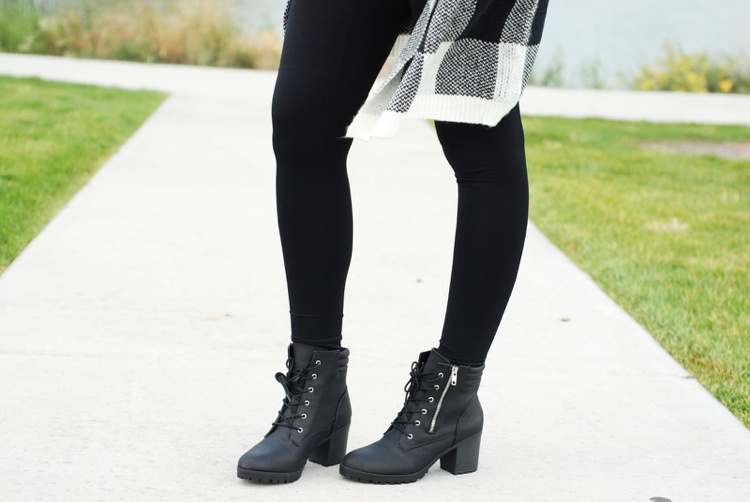 schwarze Leggings zu Stiefeletten mit breitem Absatz und Schnürung tragen