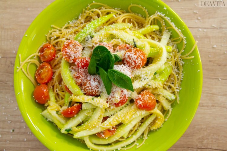 spaghetti vegetarische pasta nudeln tomaten basilikum