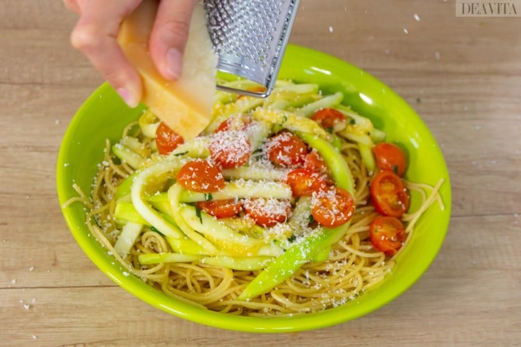 spaghetti zucchini parmesankäse reiben