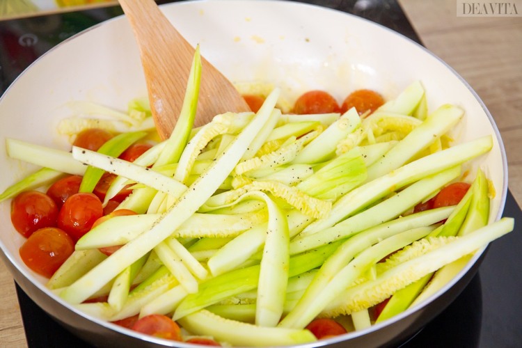 spaghetti zucchini tomaten anbraten pfeffer dazugeben