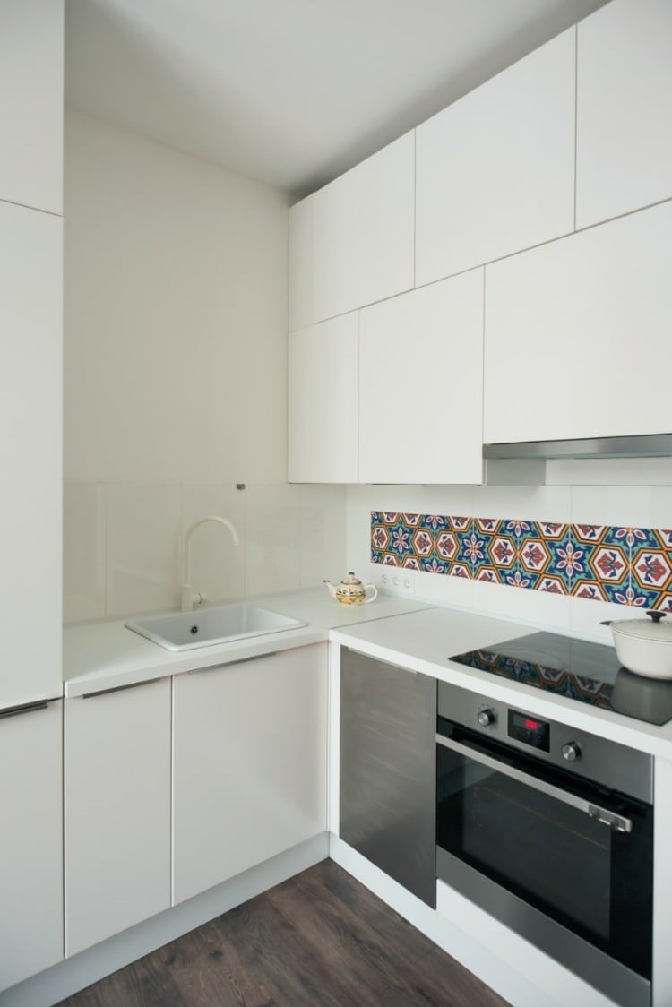 studio bazi moskau einzimmerwohnung küche weiße wände schränke