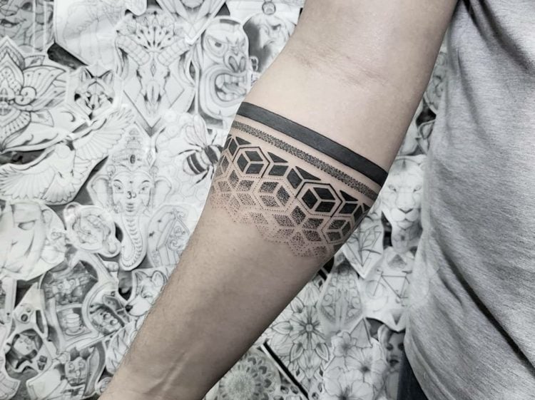 unterarm armband tattoo männer geometrische figuren