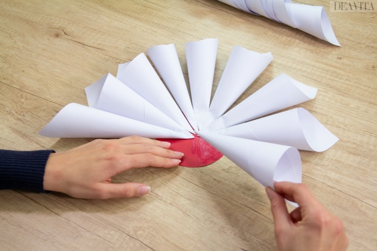weihnachtsdeko aus papier anleitung trichter formen kleben kranz