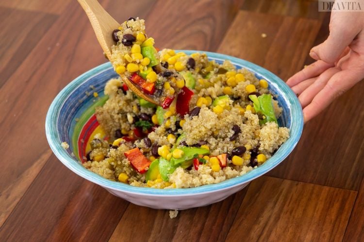 zutaten produkte vermengen gemüse quinoa mais schwarze bohnen
