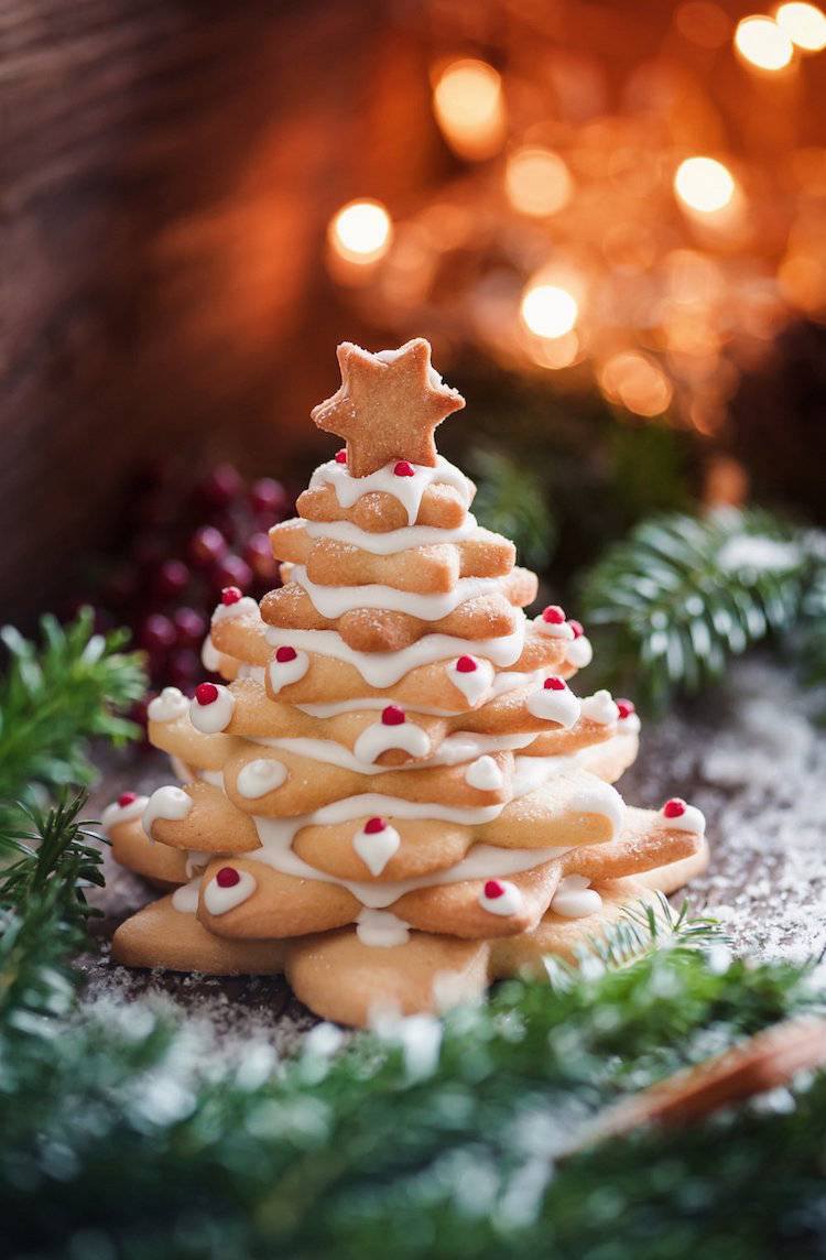 3D Plätzchen-Weihnachtsbaum backen mit Zuckerguss zusammenkleben rote Zuckerperlen