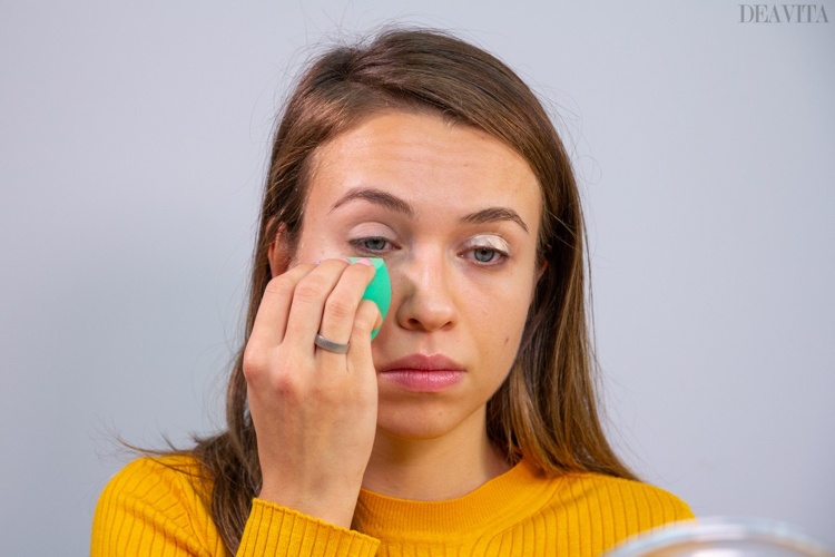Augenlider mit Concealer grundieren und mit Make-up-Schwamm verwischen