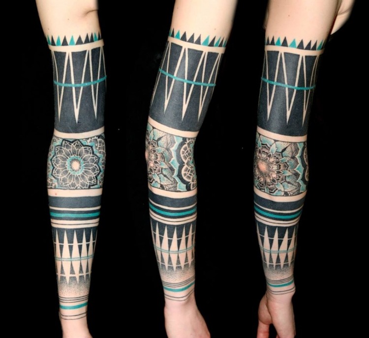 Blackwork Blau Tattoo Mandala geometrisch Arm Full Sleeve