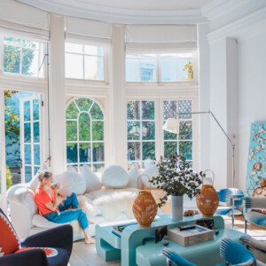 Buntes Kunstwerk Frau Malerei lichtdurchflutetes Wohnzimmer mit französischen Fenstern