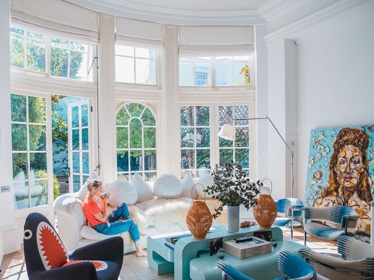 Buntes Kunstwerk Frau Malerei lichtdurchflutetes Wohnzimmer mit französischen Fenstern