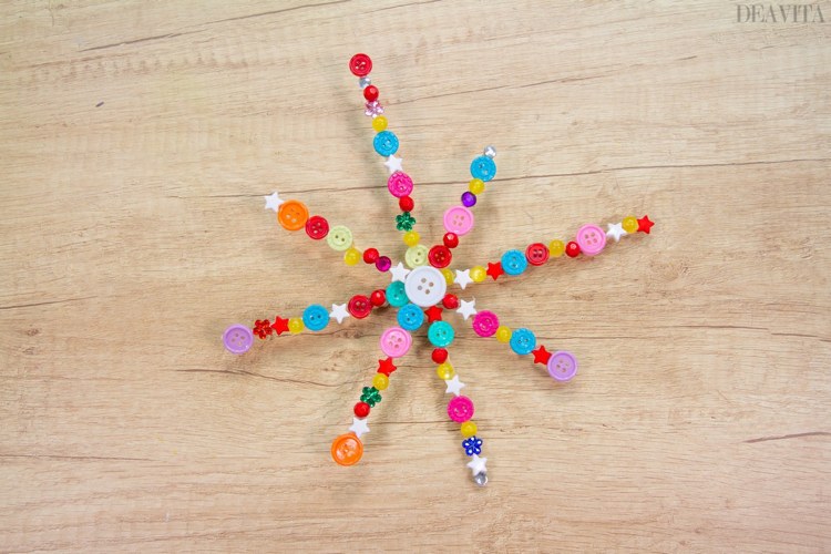 Christbaumschmuck basteln mit Kindern Schneeflocke Stern mit bunten Knöpfen dekoriert